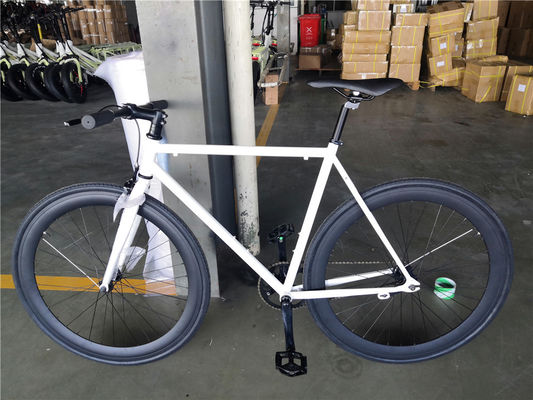 スリムな白いフレーム 成人700Cシングルスピード自転車 固定ギア自転車 ローザーブレーキ