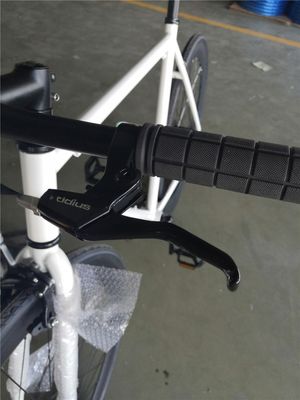 スリムな白いフレーム 成人700Cシングルスピード自転車 固定ギア自転車 ローザーブレーキ