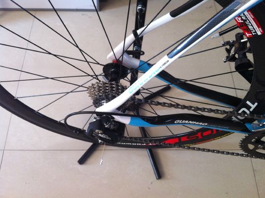 カーボンファイバー700Cフレーム シマノ SORA-5700 18スピードグループ 6KG レーシングロードスピード自転車