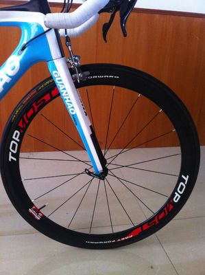 カーボンファイバー700Cフレーム シマノ SORA-5700 18スピードグループ 6KG レーシングロードスピード自転車