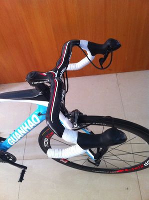 炭素繊維のフォーク材料と炭素ハンドルを持つ自転車カーボンフレーム700C