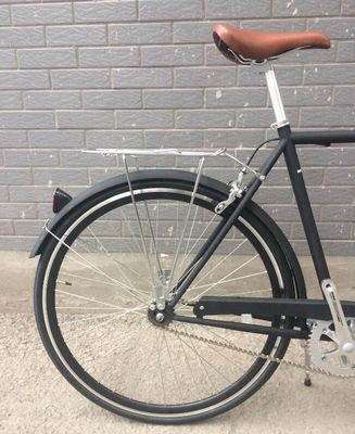 CE ハイテンの鋼筋枠 シングルスピードストリート オランダ 伝統的な成人男性 都市自転車