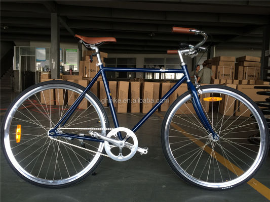 3 速さ の 男 の 都市 自転車 と バスケ で 都市 を 難なく 巡る