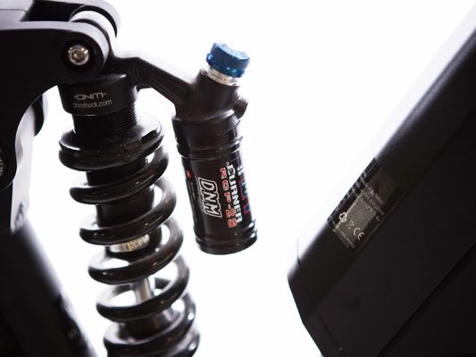 8 スピードギア 26インチ 48V 17Ah リチウム電池 1000W バファングミドルモーター付き電気マウンテンバイク