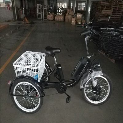 高齢者向け 350W の電動三輪自転車で 街を動き回る