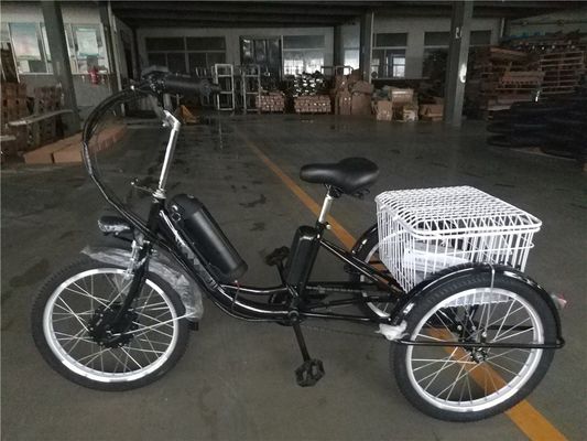 高齢者向け 350W の電動三輪自転車で 街を動き回る