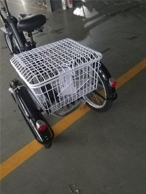 高齢者向け 350W の電動三輪自転車で 街を動き回る