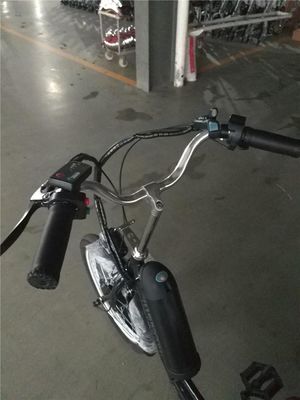 高齢者向け 350W の電動三輪自転車で 街を動き回る