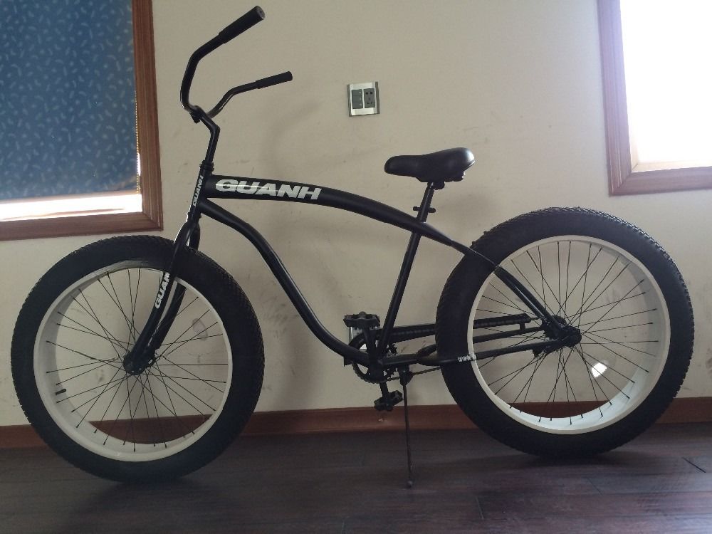 ビーチ・クルーザー スタイルの 26*4.0 タイヤと鋼フォーク素材のファットタイヤ自転車